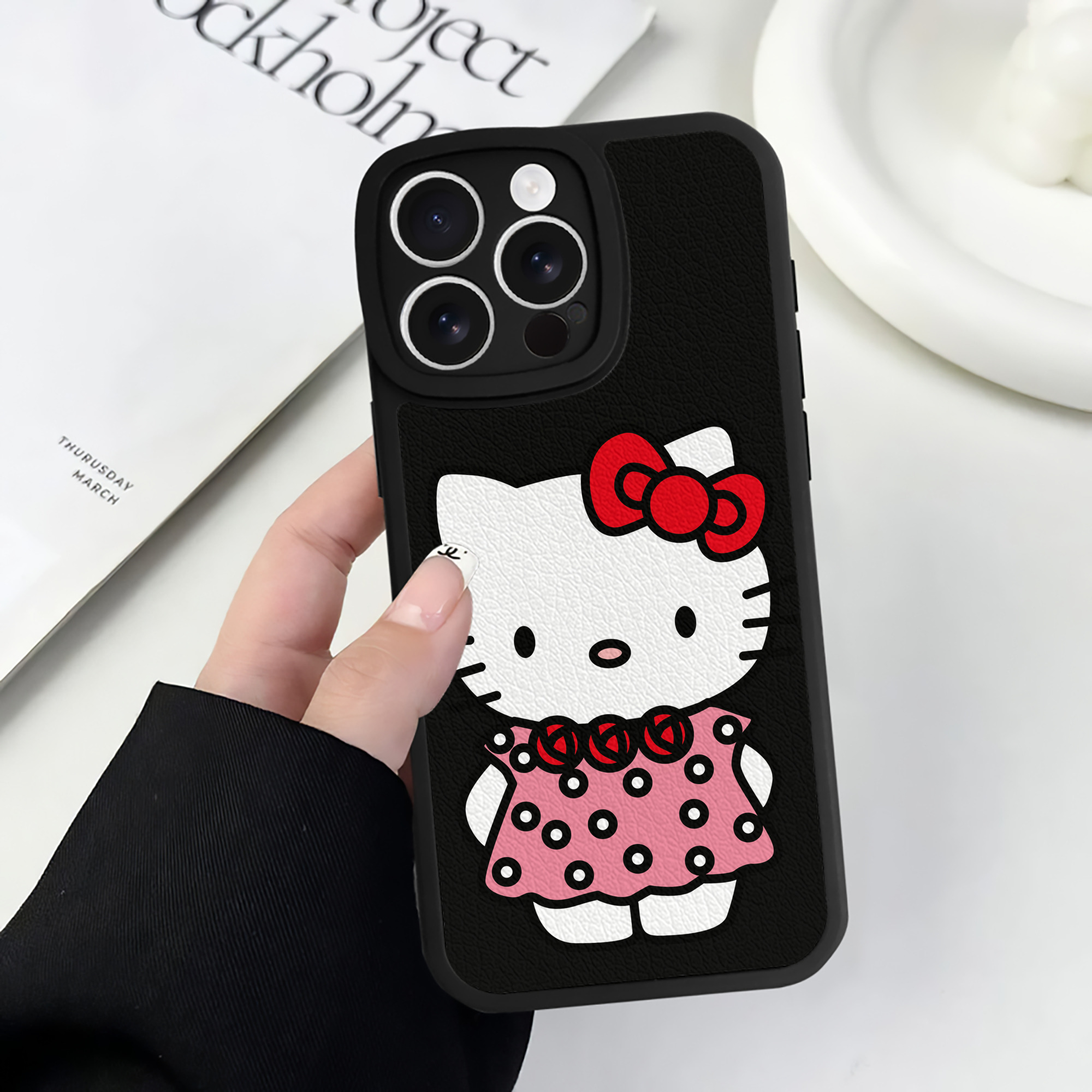 （画像用） Hello Kitty ハローキティ 【iPhone 16シリーズ対応】シリコンスマホケース（レザー調） 材質：シリコン